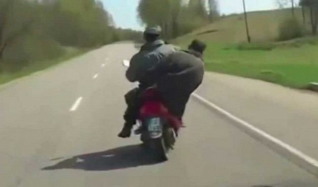 Тяжело раненного грибным ножом мужчину отвезли в больницу на мопеде